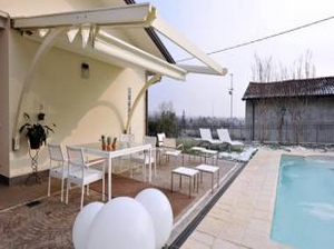 Pergola à toile rétractable suspendue bois