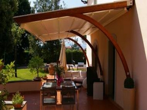 Pergola à toile rétractable suspendue bois