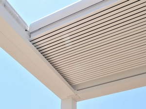 Pergola à lames bioclimatique retractables